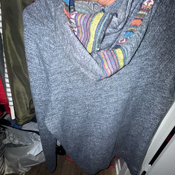 2 Gray Native sweaters - Picture 5 of 7